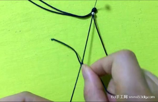 蝴蝶结手链编法 第5步
