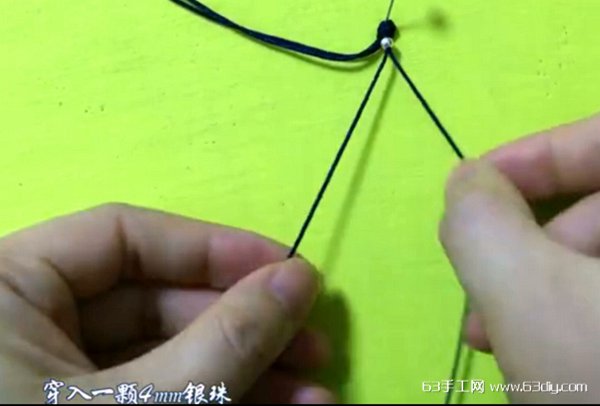 蝴蝶结手链编法 第3步